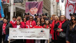 New Yorkta Türk ve Amerikan bayrakları göndere çekildi