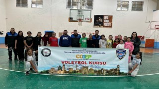 Niğde Gençlerine Sahip Çıkıyor projesiyle voleybol kursu başladı