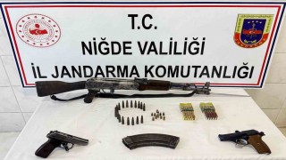 Niğdede ruhsatsız silah operasyonu: Kaleşnikof ve tabancalar ele geçirildi