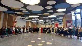 Nilüfer Kadın Korosundan Cumhuriyet defilesi