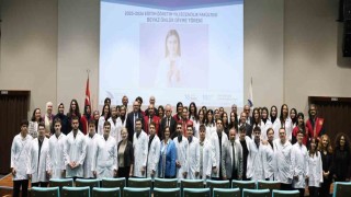 Öğrenciler beyaz önlüklerini giydi