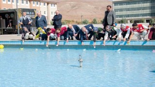 Öğrenciler hazırladıkları gemileri Filistine destek amaçlı havuza bıraktı