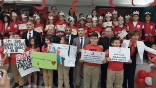 Öğrenciler, Kızılay kolluklarını taktı