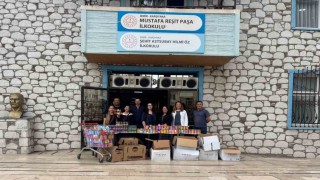 Öğrenciler, tedavi gören kediler için 2 bin kutu mama topladı