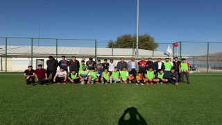 Öğrenciler ve aileleri futbol maçı yaptı, ortaya renkli görüntüler çıktı