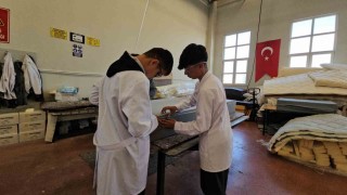 Öğrencilerden Gazzeye yardım eli: Okulda yaptıkları yatakları Gazzeye gönderdi