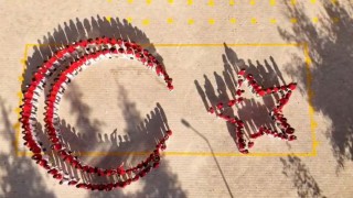 Öğrencilerin ay-yıldız koreografisi büyük beğeni topladı