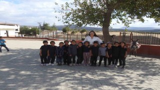 Öğretmen, çocuklara eşekle okuma yazmayı sevdirdi