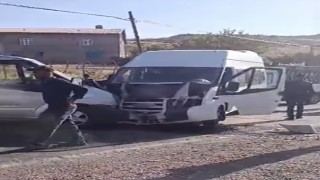 Öğretmenleri taşıyan minibüs ile yolcu aracı çarpıştı: 11 yaralı