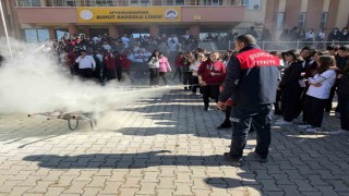 Okul bahçesinde yangın tatbikatı yapıldı