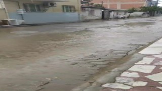 On dakikalık yağış sonrası Umurluda sokaklar sular altında kaldı