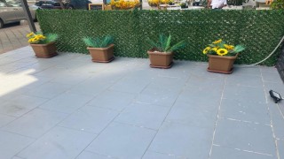 Önce iş yerini kontrol etti sonra yapay çiçekleri çaldı