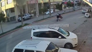 Önünü kaldırdığı motosikletle otomobile çarptı: 2 yaralı