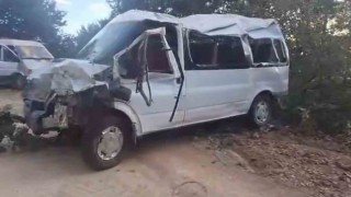 Orduda minibüs şarampole devrildi: 11 yaralı