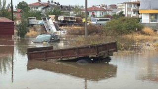 Ortacada şiddetli yağış sonrası araçlar su altında kaldı