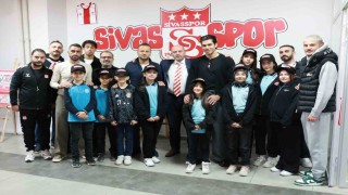 Ortaokul öğrencileri Sivasspor sevgisini resmetti, futbolcular sergiyi açtı