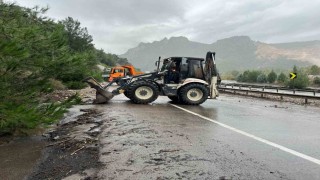 Osmanelide sel meydana geldi, D650 karayolu taş ve toprak ile kaplandı