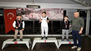 Osmangazide minik satranç ustaları kupalarına kavuştu