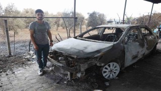 Otluk alanda çıkıp samanlığa sıçrayan yangında, tarım aletleri ve otomobilleri yanan depremzede ailenin emekleri kül oldu