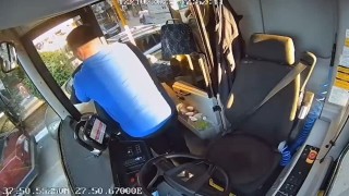 Otobüs şoförü, nefesi kesilen emekli öğretmeni kurtardı