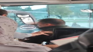 Otobüste yumruklu kavga kamerada