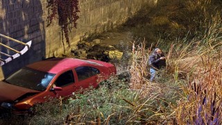 Otomobil 5 metrelik kanala uçtu, sürücünün burnu bile kanamadı