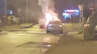 Otomobil alev alev yanarak küle döndü