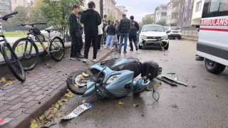 Otomobil ile çarpışan motosikletli yaralandı