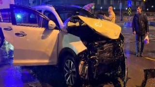 Otomobil ile halk otobüsü çarpıştı: 1 yaralı