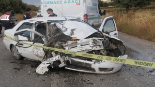 Otomobil ile kamyonet kafa kafaya çarpıştı: 1 ölü, 2 yaralı