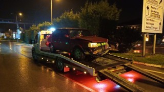 Otomobil, köprünün korkuluklarına çarptı