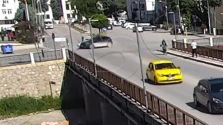 Otomobil motosikletteki anne ve 2 çocuğuna çarptı