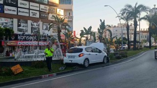 Otomobil refüje çıkıp sinyalizasyon direğini devirdi