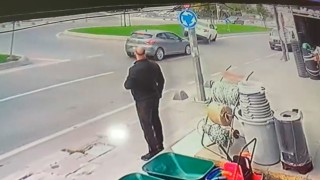 Otomobil refüje çıktı, kavşaktan dönerek yoluna devam etti