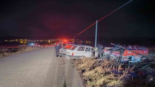 Otomobil su borusu yüklü traktör römorkuna çarptı: 2 yaralı