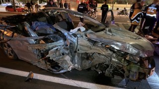 Otomobil tıra arkadan çarptı: 1 ölü 1 ağır yaralı