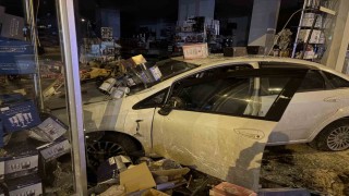 Otomobil züccaciye dükkana daldı: 1 yaralı