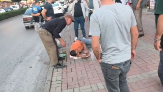 Otomobile çarpan motosiklet sürücüsü havada takla atıp yere düştü