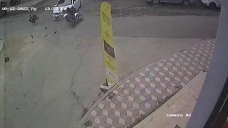 Otomobile çarpan motosiklet sürücüsü yere savruldu