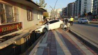 Otomobilin çarptığı araç savrularak evin balkonuna girdi: 2si çocuk 3 yaralı