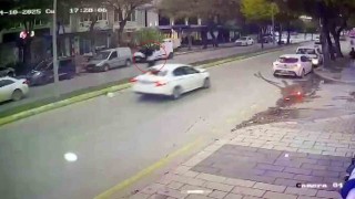 Otomobilin çarptığı kadın metrelerce savruldu