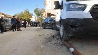 Otomobilin çarptığı kamyonet aydınlatma direğini devirdi: 2 yaralı