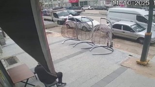 Otomobilin çarptığı yaşlı adam yaralandı: Kaza anı kamerada