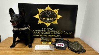 Otomobilin kaputundan 5 buçuk milyon TLlik uyuşturucu çıktı