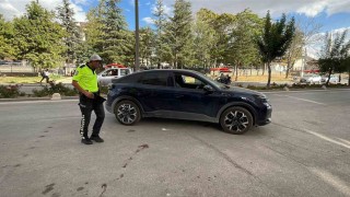 Otomobille elektrikli bisikletin çarpıştığı kaza kamerada: 1 yaralı