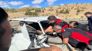 Otomobiller kafa kafaya çarpıştı: 1i ağır, 4 yaralı