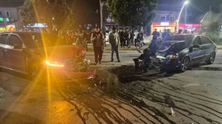 Otomobiller kafa kafaya çarpıştı: 2 yaralı