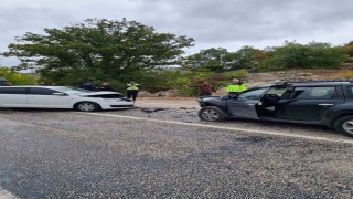 Otomobillerin çarpıştığı kazada 2 kişi yaralandı