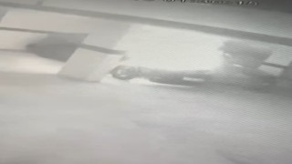 Otoparkta park halinde bulunan araç alev alev yandı