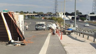 Otoyol çıkışında kamyon kaza yaptı, binlerce arı çevreye yayıldı: 3 yaralı